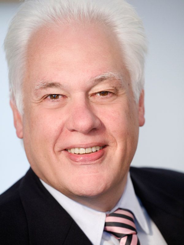 Prof. Dr. Dhom bei Zahnheilkunde/Kieferchirurgie an erster Stelle vertreten